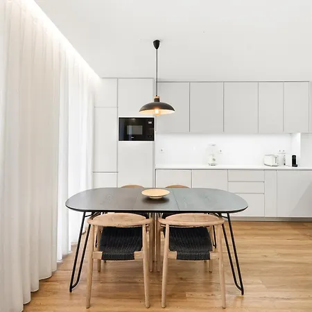 Sunny & Stylish 2br Flat - Brand New In Apartmán