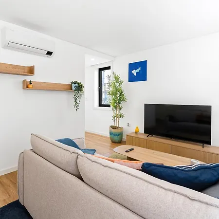 Sunny & Stylish 2br Flat - Brand New In Apartmán *