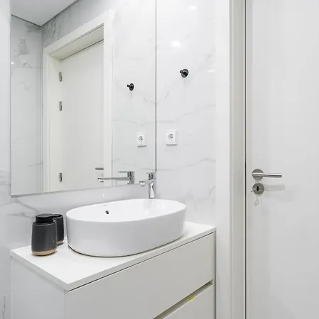 Sunny & Stylish 2br Flat - Brand New In Apartmán